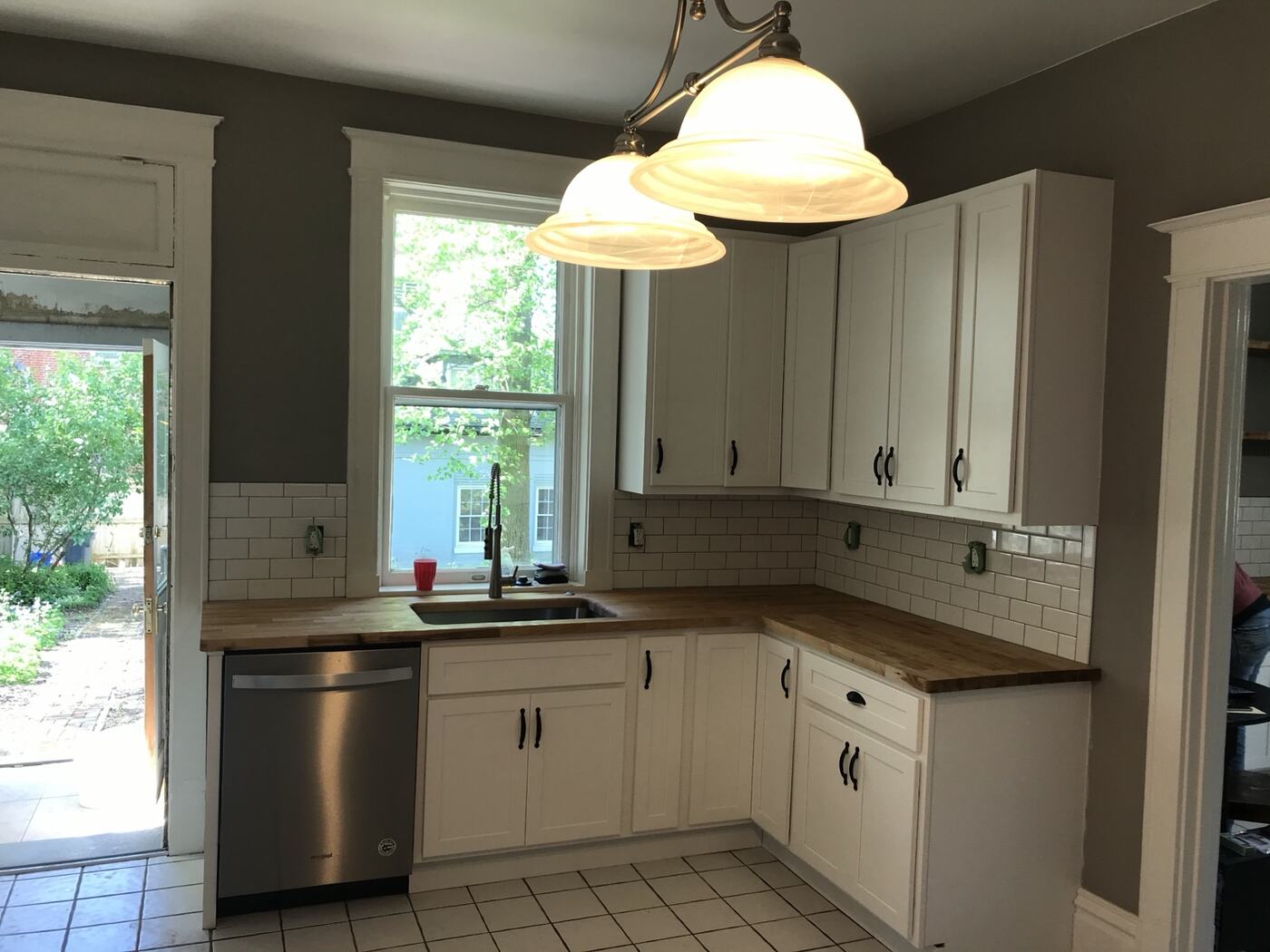 Completed L-shaped kitchen remodeled by Remodeling Unlimited